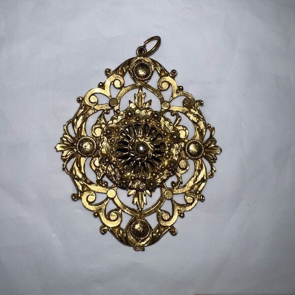 Vintage Gold Tone Baroque Style Pendant (no chain) - Picture 2 of 7